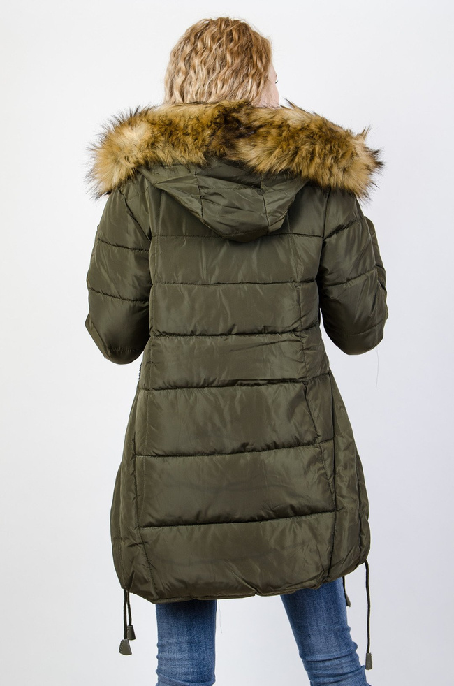 Zielona kurtka pikowana z rozcięciami po bokach