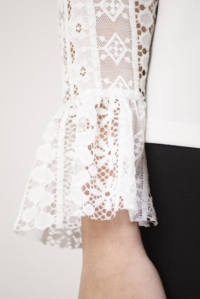 Biała bluzka z ażurowymi wstawkami i falbanką przy dekolcie
