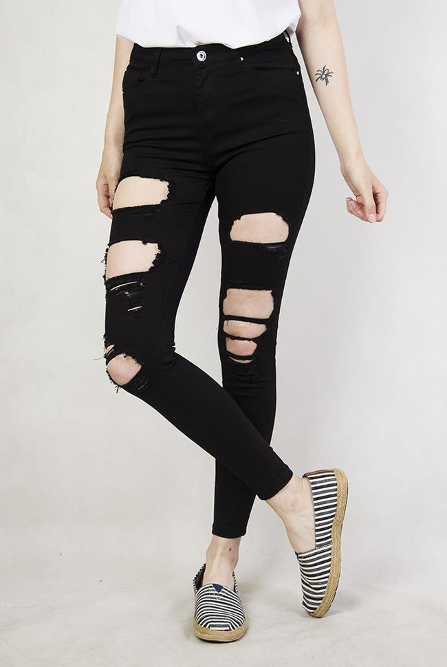 Czarne spodnie jeansowe z dziurami i wysokim stanem