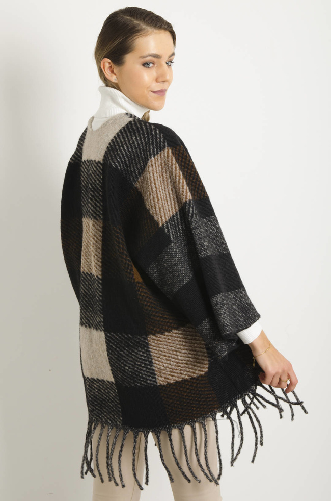CZARNA NARZUTA W KRATĘ Z FRĘDZLAMI- PONCZO