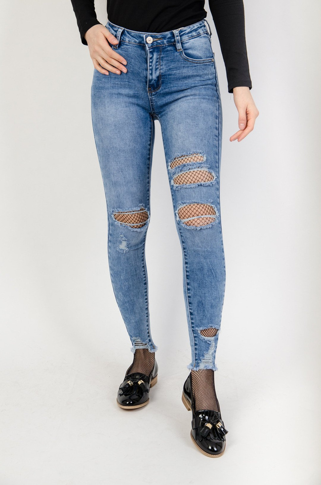 Jasne spodnie jeansowe z dziurami