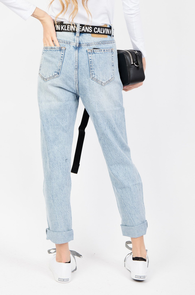 Jasne spodnie jeansowe mom fit z przetarciami