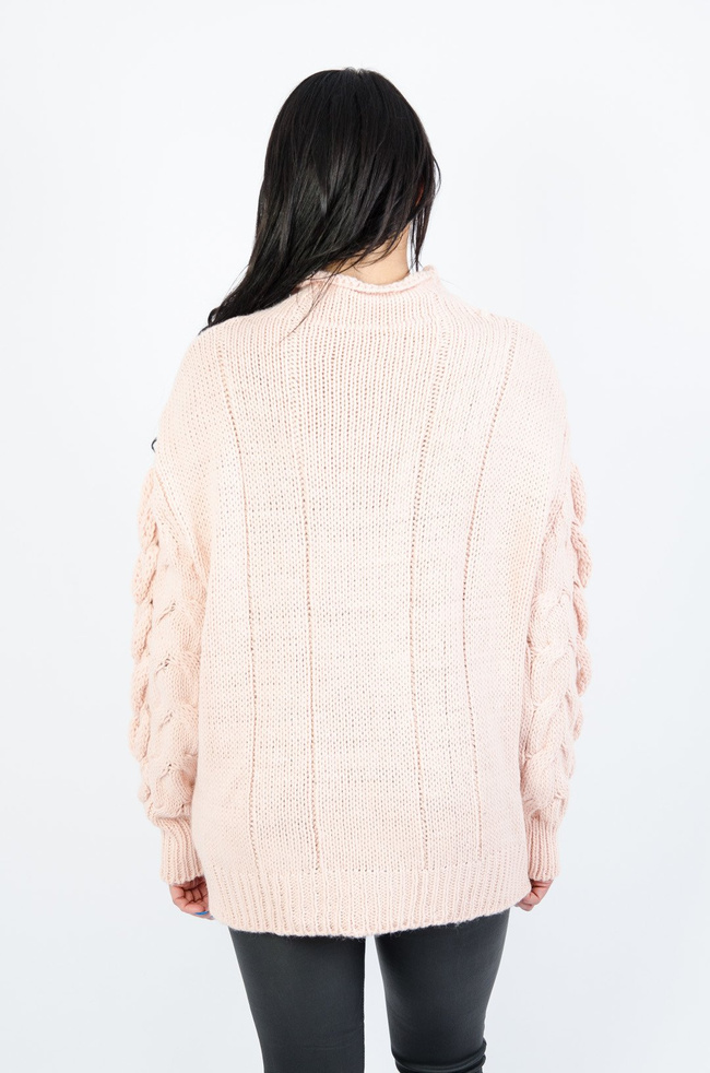 RÓŻOWY SWETER GOLF Z WARKOCZOWYM SPLOTEM 