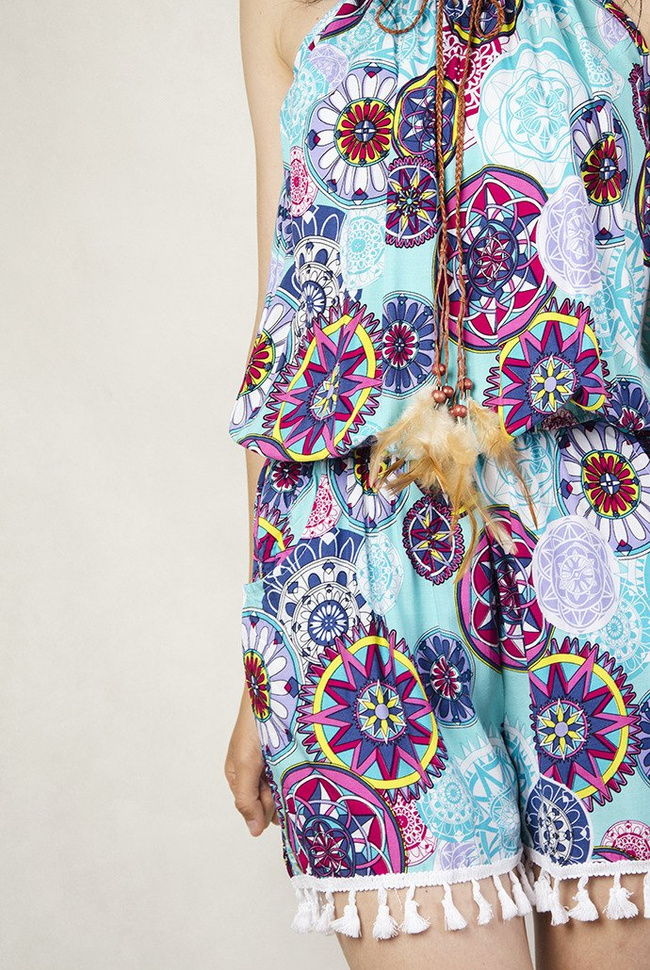 Jasnoniebieski kombinezon w kolorowe wzory