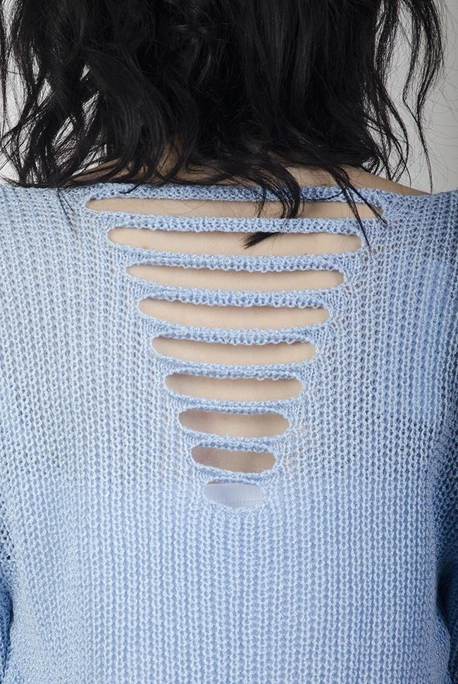 Jasnoniebieski sweterek z wycięciami z tyłu