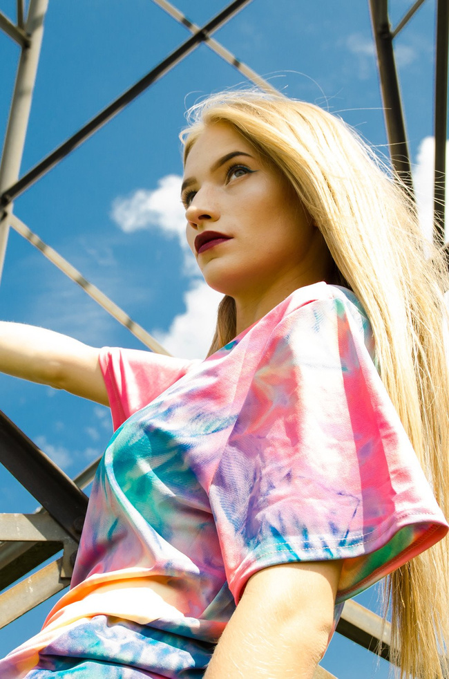 RÓŻOWY KOMPLET T-SHIRT + KOLARKI Z EFEKTEM TIE DYE