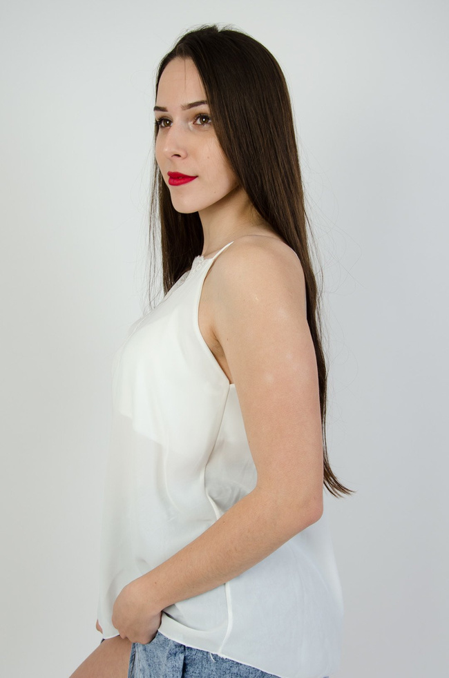 Biała szyfonowa bluzka na ramiączka z koronką
