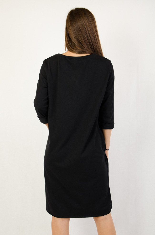 Czarna sukienka z kieszeniami oraz aplikacją z przodu