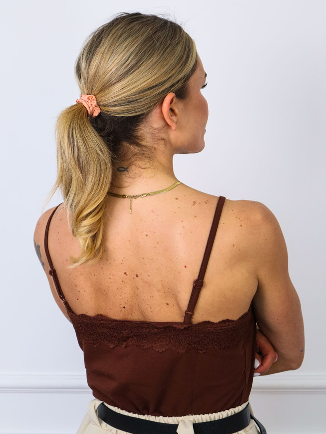 TOP NA RAMIĄCZKACH Z OZDOBNĄ KORONKĄ- BRĄZOWY