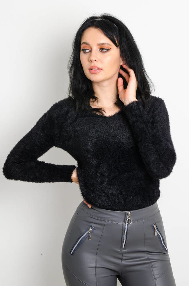 CZARNY WŁOCHATY SWETEREK Z DEKOLTEM W SEREK