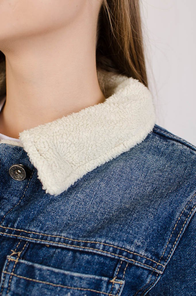 Ciemna kurtka jeansowa z kożuchem