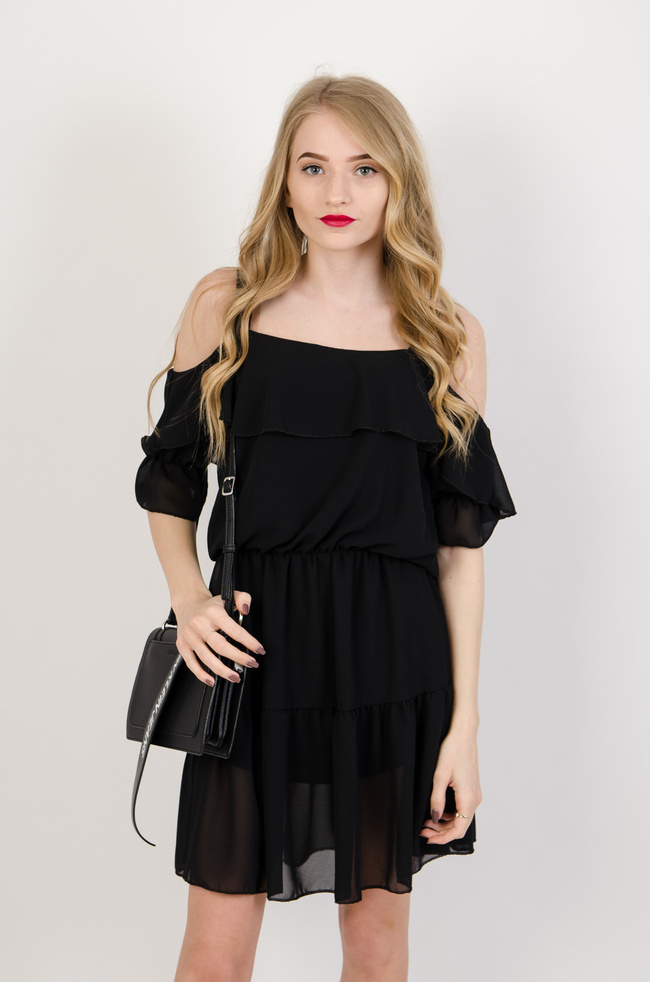 Czarna zwiewna sukienka z odkrytymi ramionami