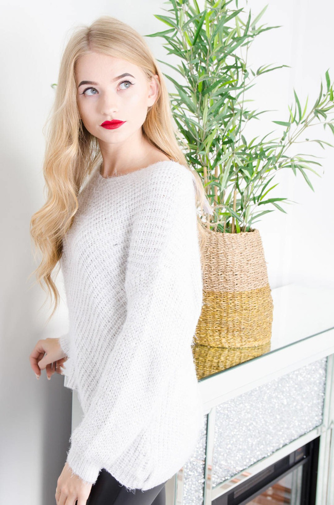 BEŻOWY ASYMETRYCZNY WŁOCHATY SWETER NIETOPERZ 