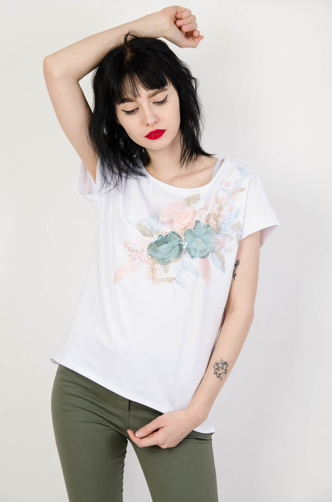 Biała bluzka z kwiatową aplikacją