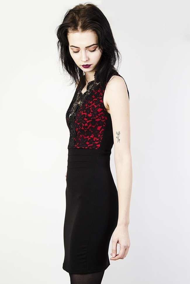 Przylegająca czarno-czerwona sukienka z koronkowymi wstawkami