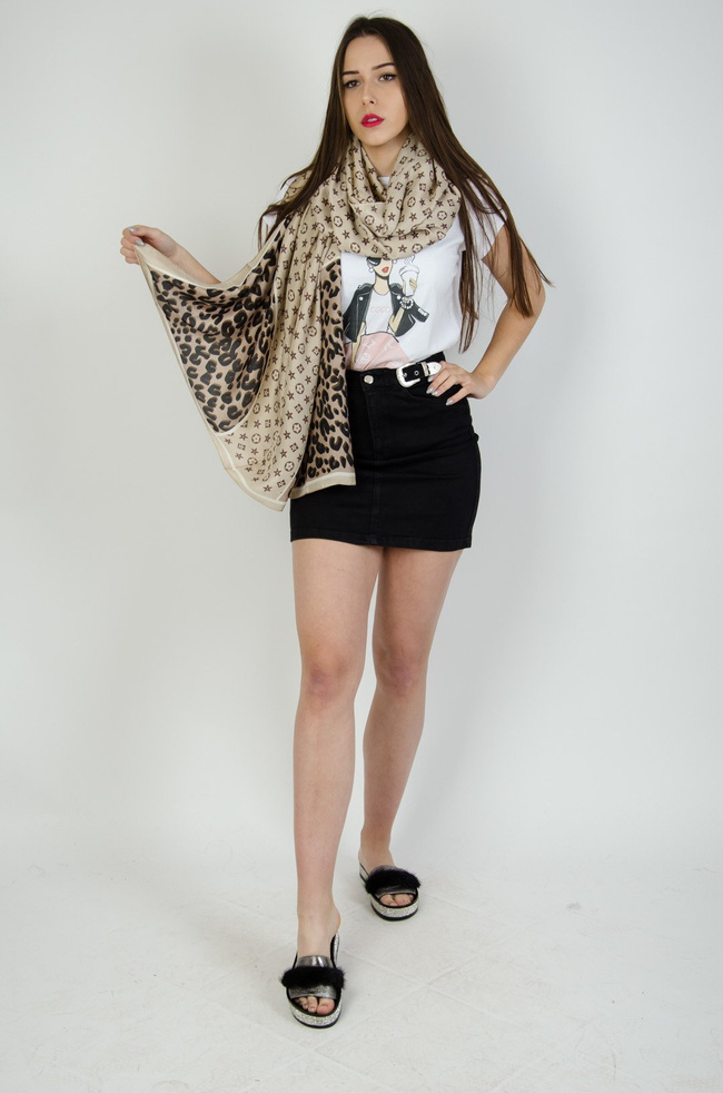 Beżowa satynowa chusta z brązowym wzorem 