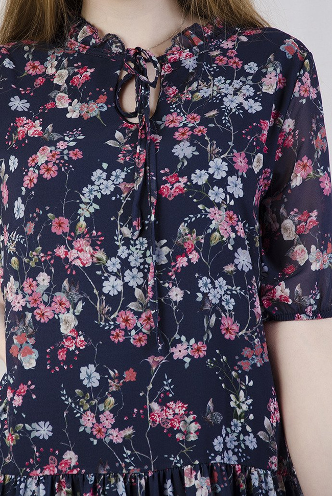 Zwiewna granatowa sukienka w kwiaty z wiązaniem przy szyi