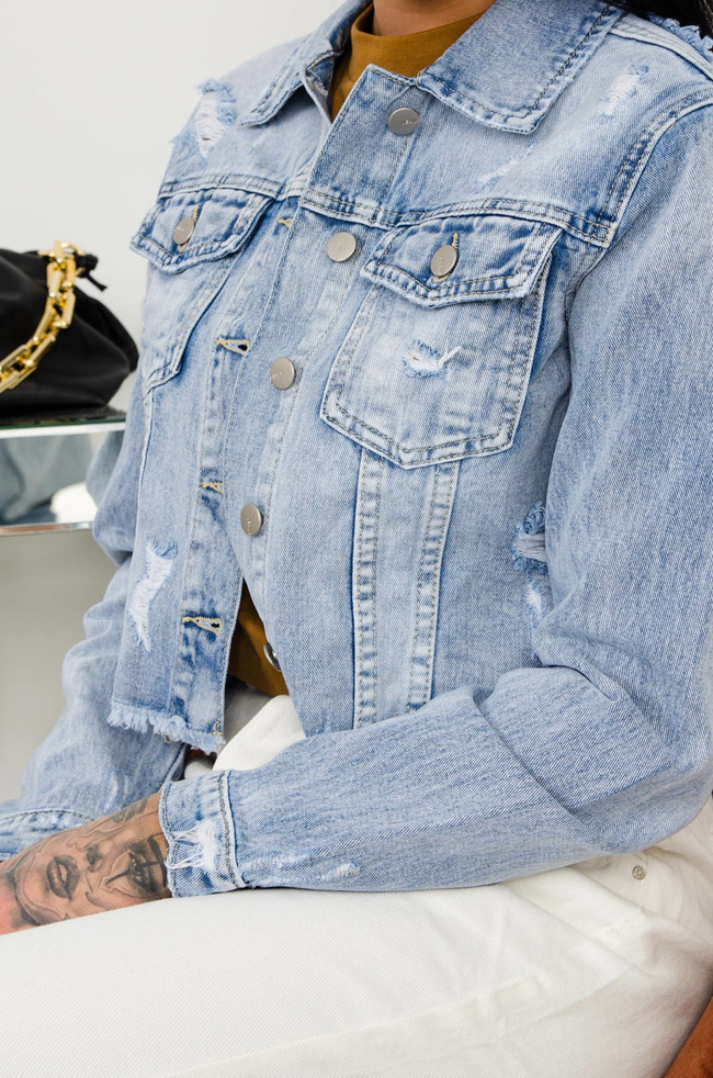 KRÓTKA KURTKA JEANSOWA Z SZARPANIEM I PRZETARCIAMI