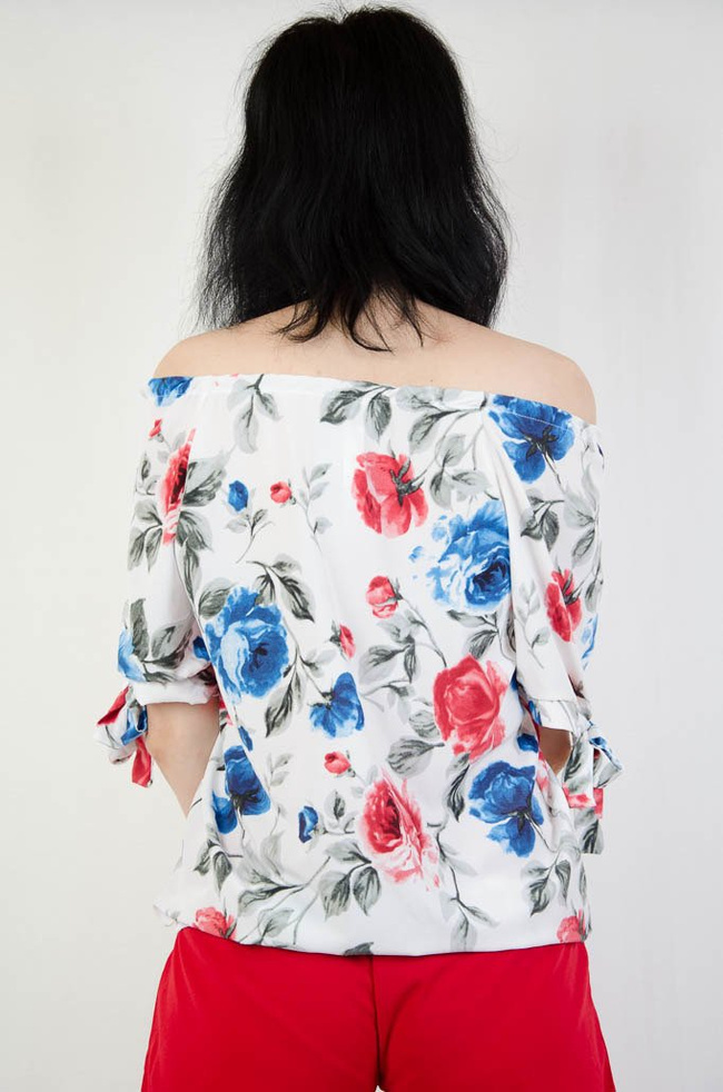 Biała bluzka w kolorowe kwiaty 