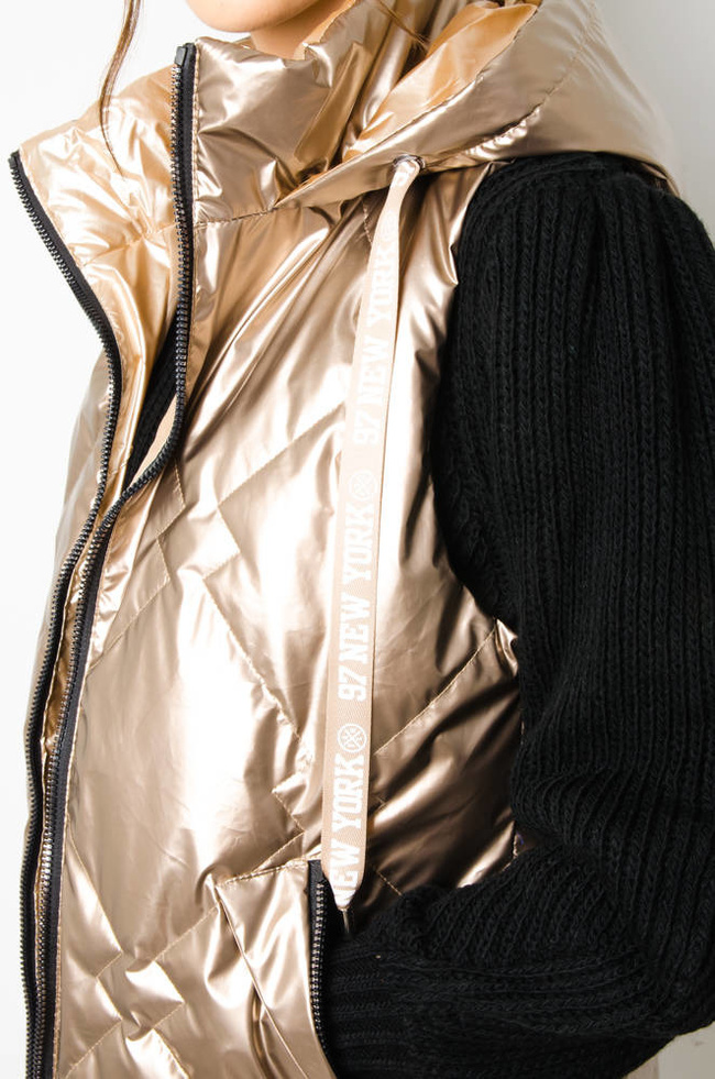 KAMIZELKA PIKOWANA Z KAPTUREM - ZŁOTA 