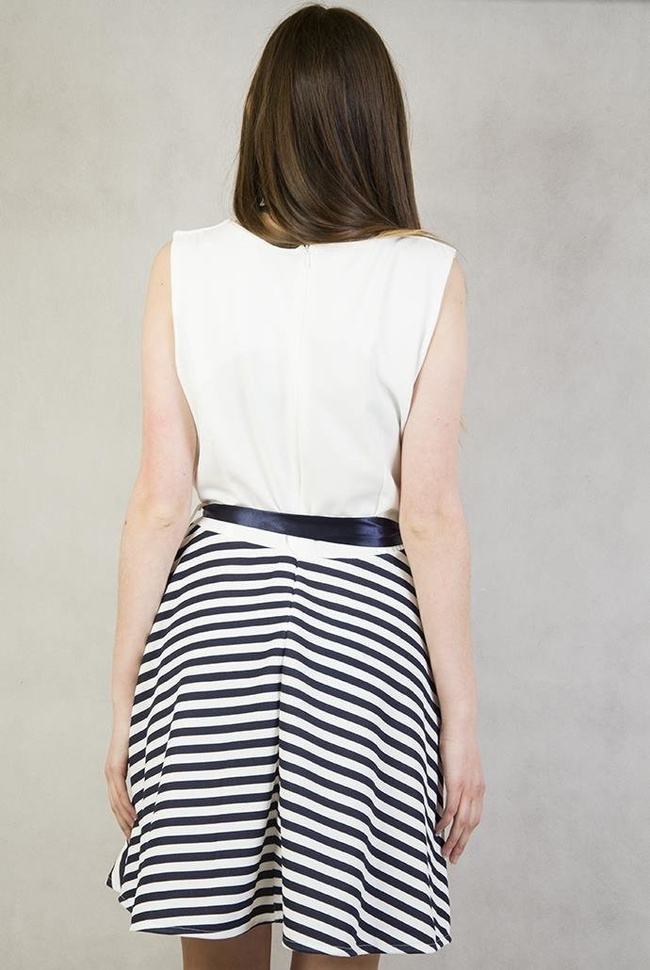 Biała sukienka z granatowymi paskami na dole