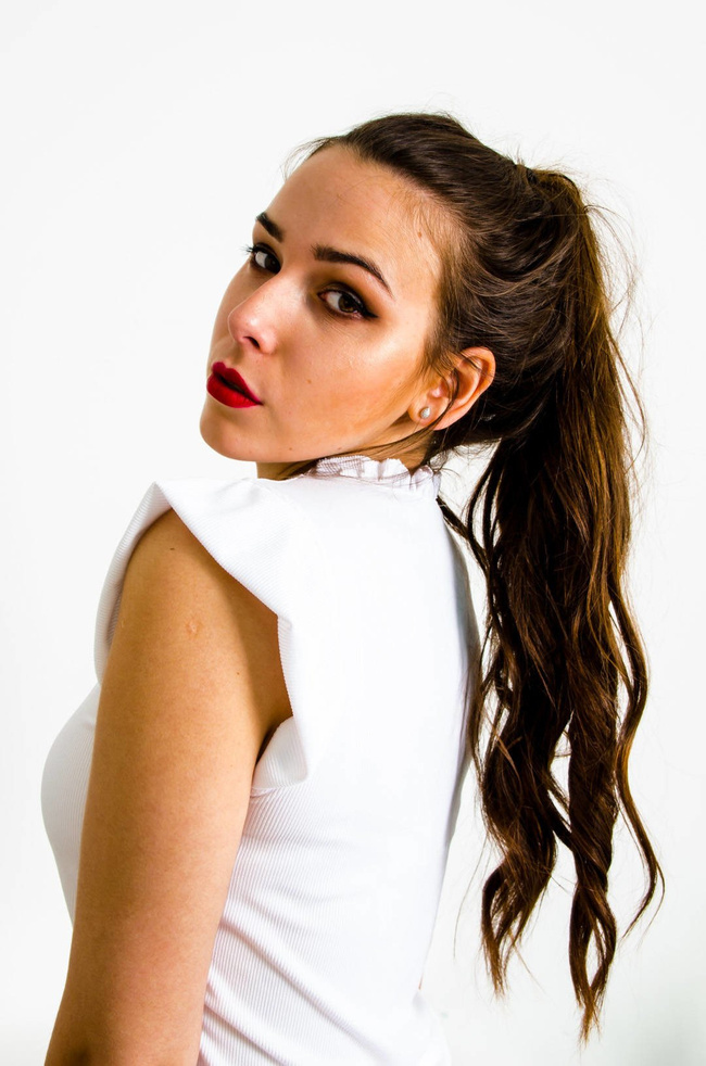 BIAŁA PRĄŻKOWANA BLUZKA Z FALBANKĄ PRZY SZYI I RĘKAWACH