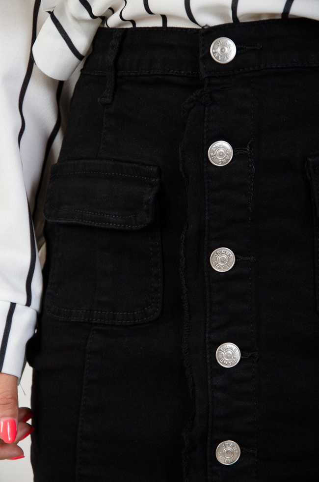 Czarna spódniczka jeansowa z guzikami
