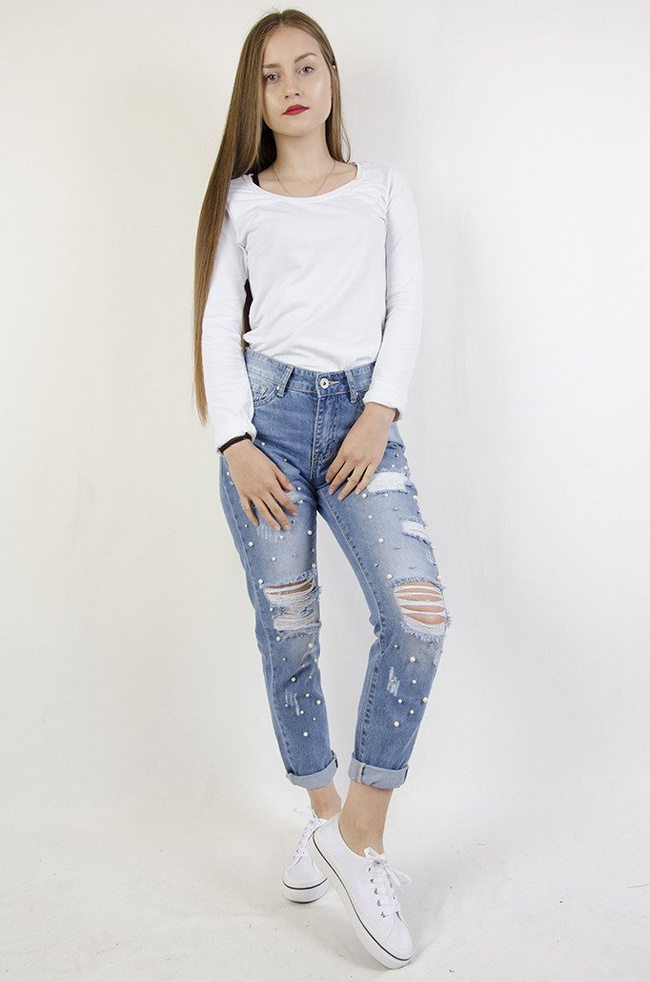 Spodnie jeansowe typu boyfriend z koralikami i przetarciami