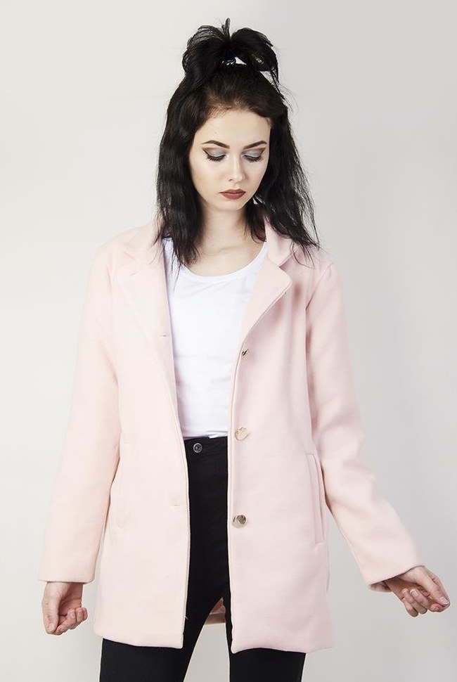 Jasnoróżowy płaszcz zapinany na cztery guziki