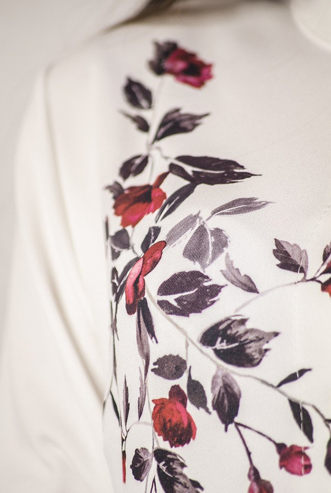 Biała sukienka z kwiatami