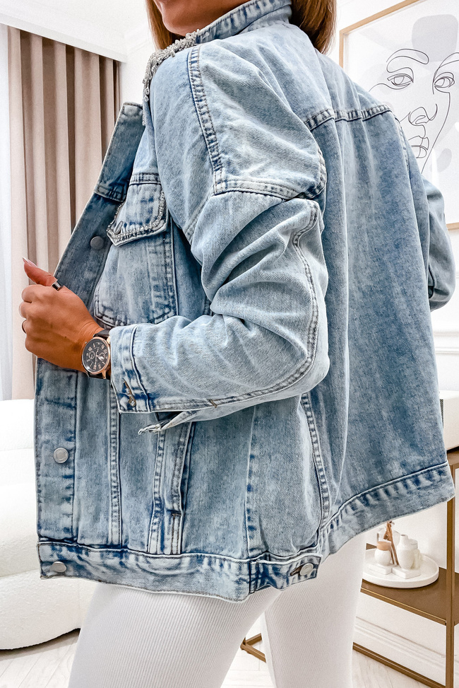 KURTKA JEANSOWA Z OZDOBNYM KOŁNIERZEM I KIESZENIAMI