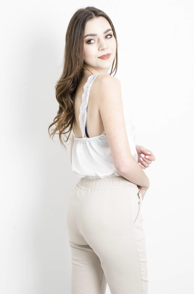 SATYNOWY TOP NA RAMIACZKACH WYKOŃCZONY KORONKĄ - BIAŁY