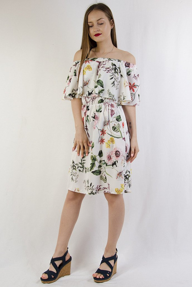 Biała sukienka w kwiatowy wzór z gumką w pasie