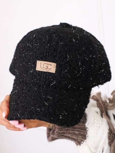 CZAPKA Z IMITACJI BARANKA Z DASZKIEM I LOGO- CZARNA