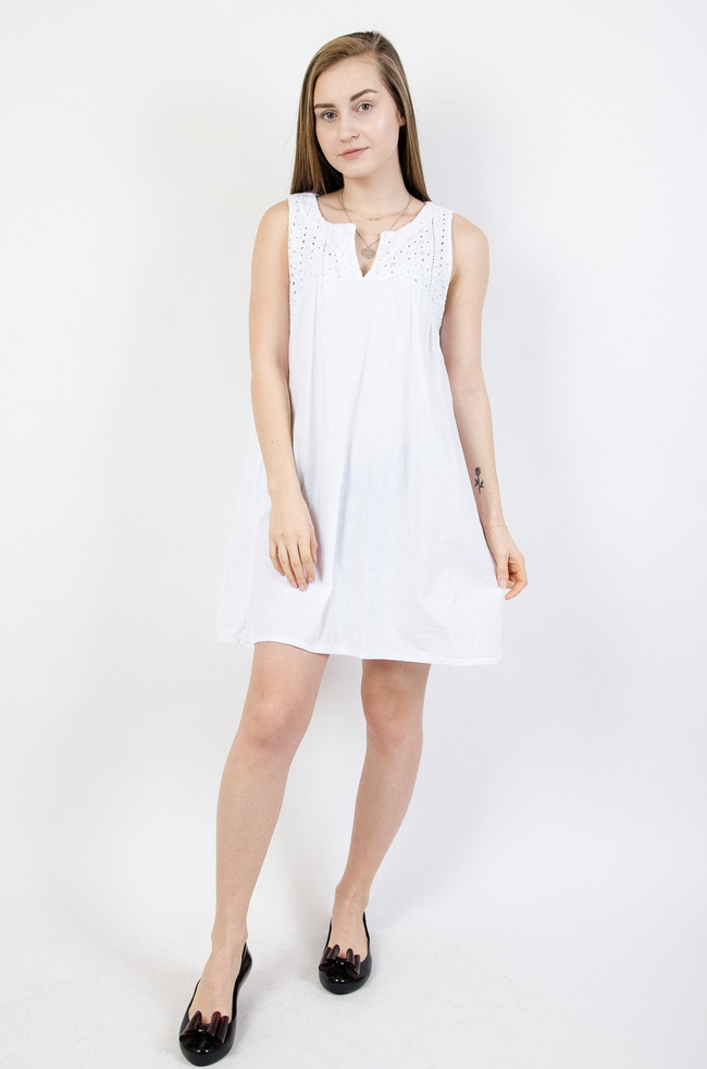 Biała trapezowa sukienka z ażurowymi wstawkami