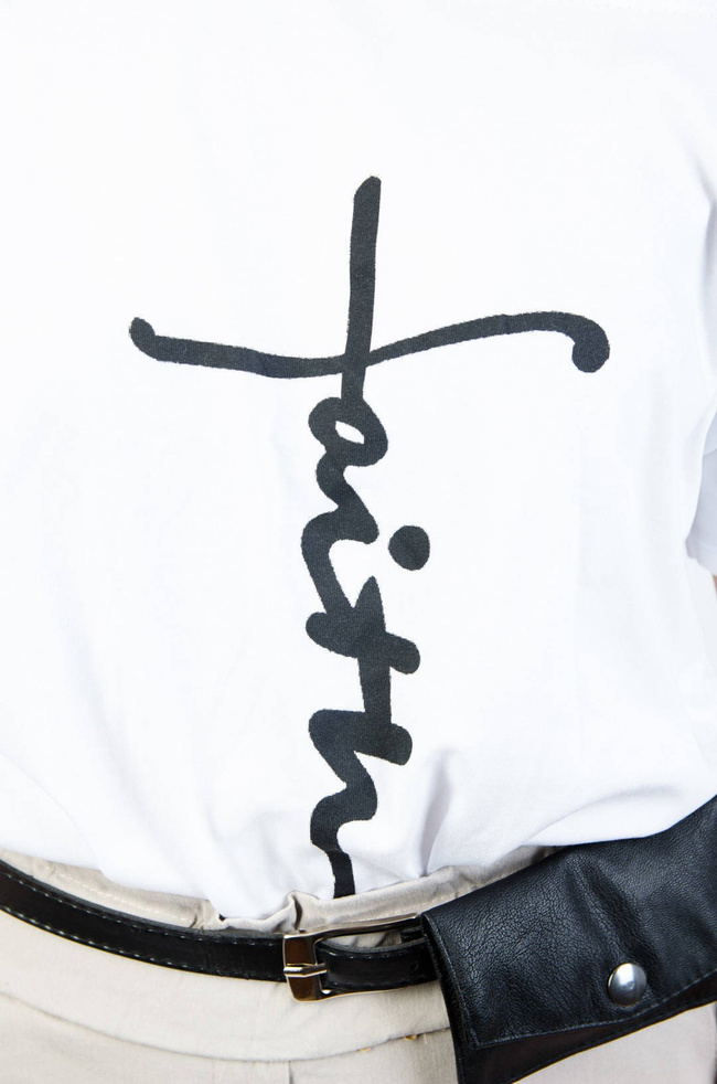 BIAŁY T-SHIRT FAITH Z WYCIĘCIEM 