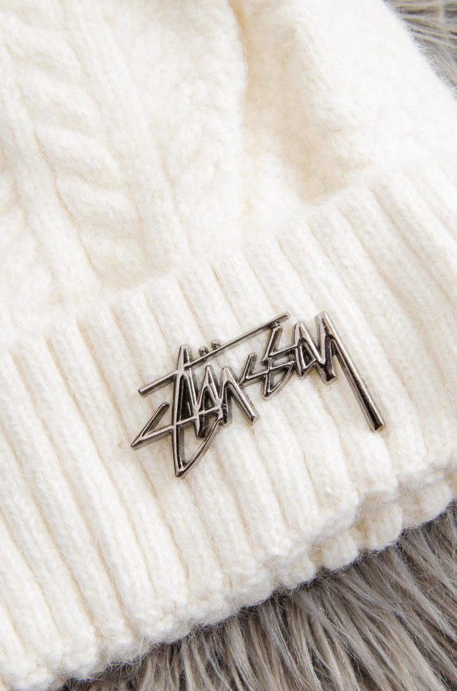 BEŻOWA OCIEPLANA CZAPKA Z POMPONEM