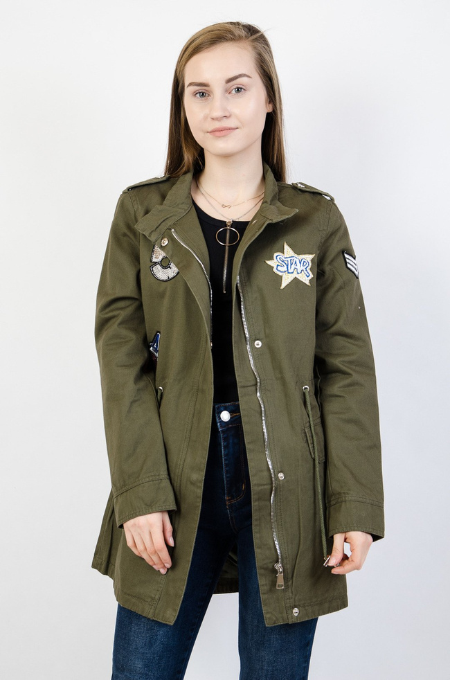 Kurtka przejściowa z napisem z tyłu