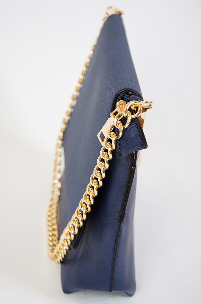 Granatowa kopertowa torebka na złotym łańcuszku
