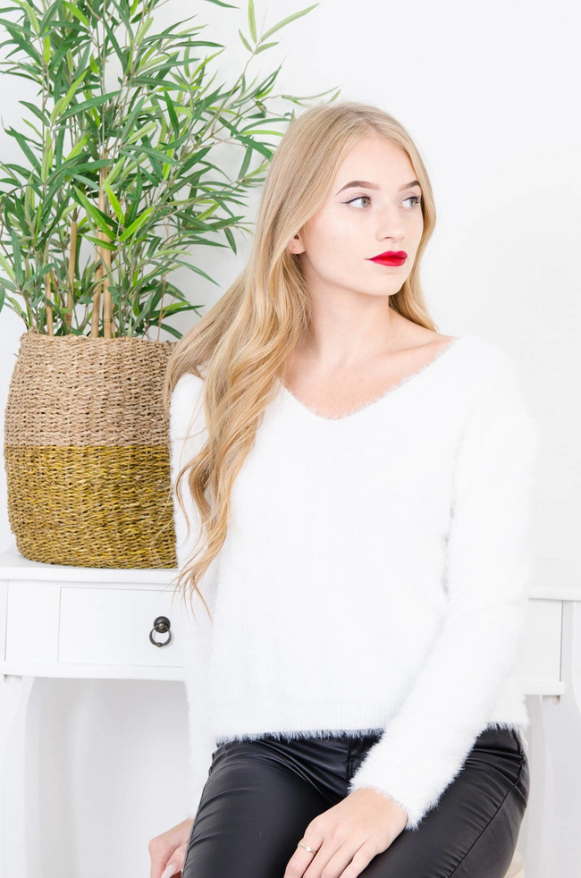 BIAŁY WŁOCHATY SWETER Z DEKOLTEM W SEREK