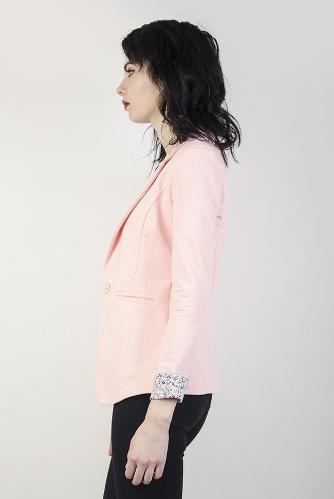 Jasnorożowa marynarka z kwiatowymi wstawkami