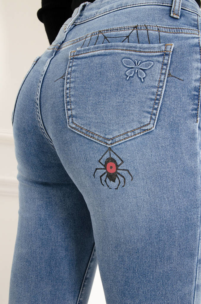 SPODNIE JEANSOWE Z OZDOBNA APLIKACJĄ