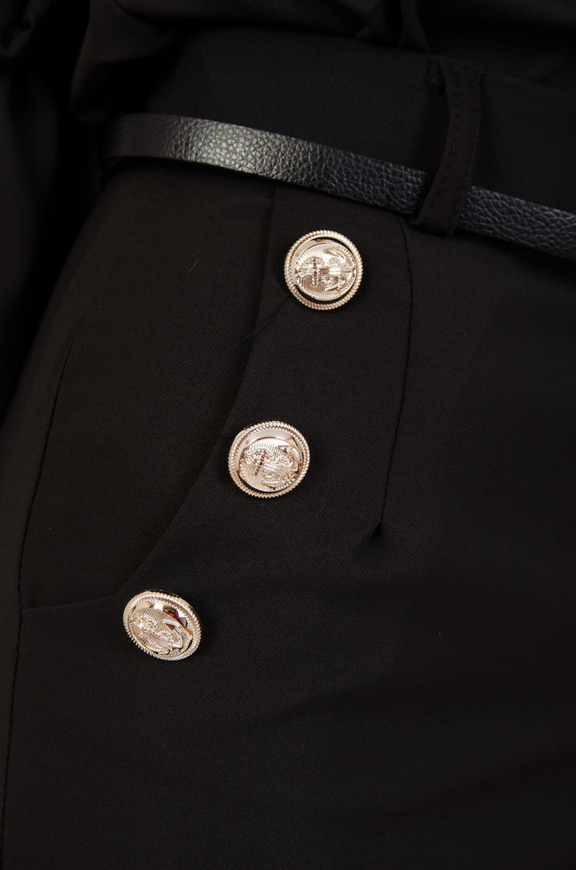 Czarna ołówkowa spódnica ze złotymi guzikami