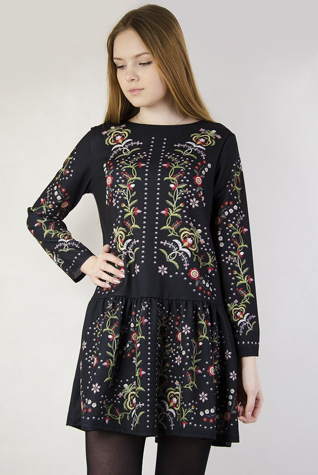Czarna sukienka ze wzorami folkowymi