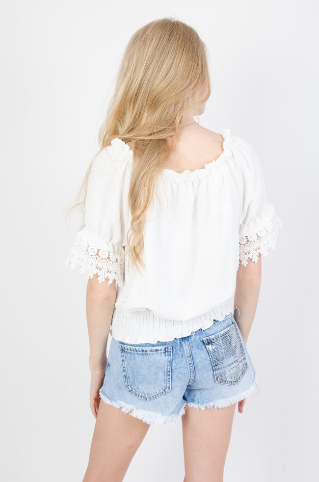 Biała bluzka z wiązaniem i ażurowymi wstawkami