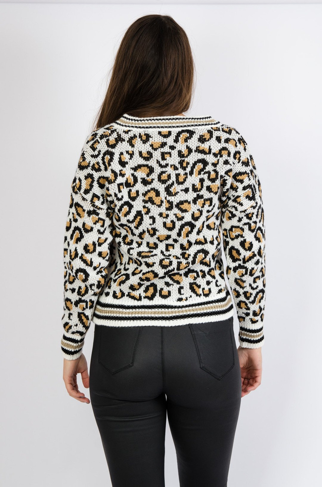 Biały sweter w panterkę