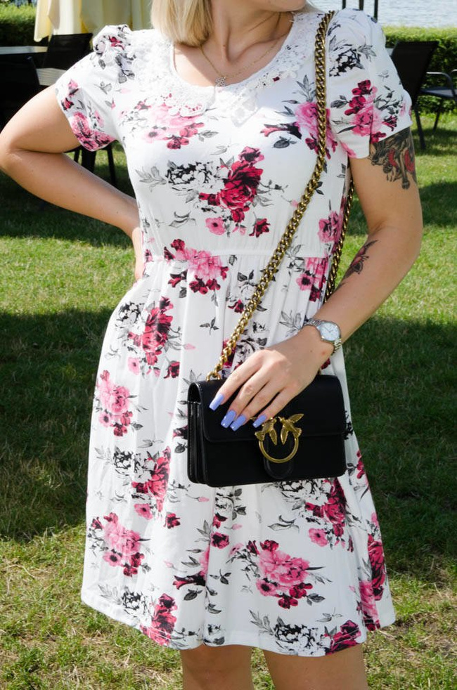 BIAŁO-CZERWONA SUKIENKA W KWIATY Z AŻUROWYM KOŁNIERZEM