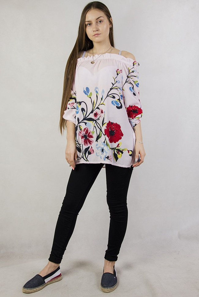 Jasnoróżowa bluzka w motyw kwiatowy, z hiszpańskim dekoltem