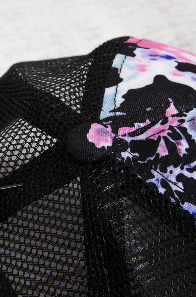 CZAPKA Z DASZKIEM W KWIATY-  CZARNA