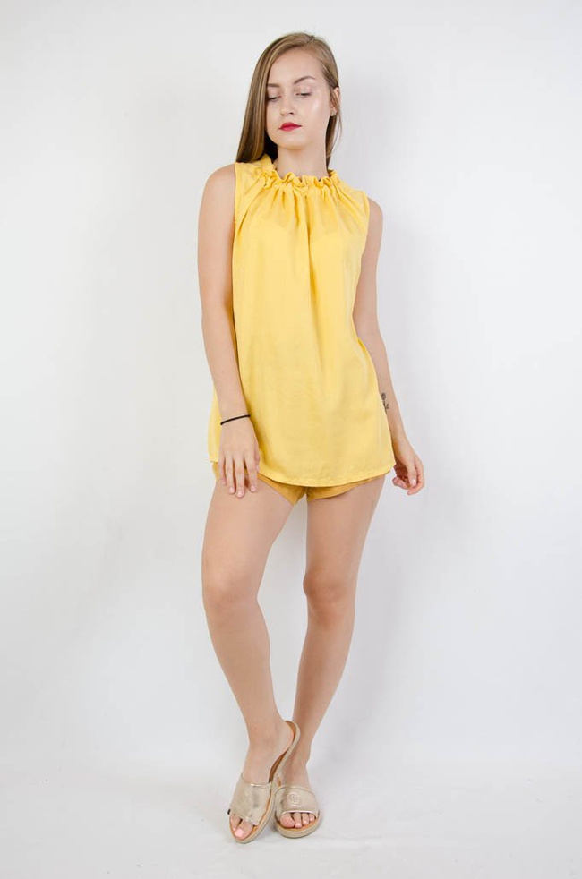 ZÓŁTA BLUZKA BEZ RĘKAWÓW Z MARSZCZENIEM PRZY SZYI